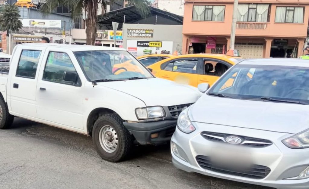 En medio de la calzada quedaron varados los vehículos.