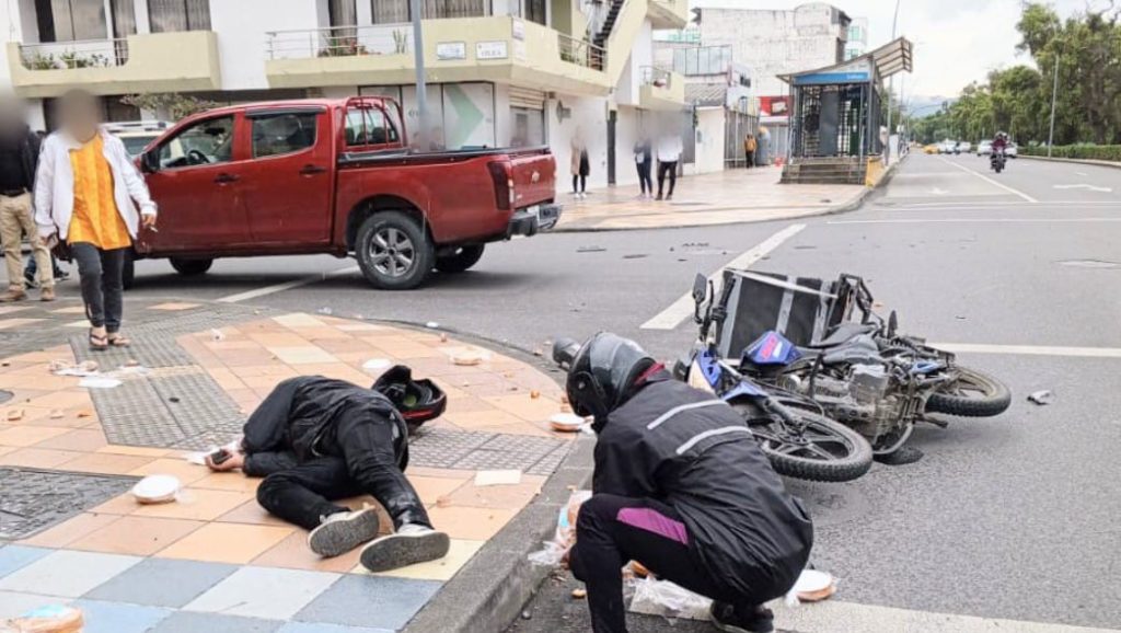 El conductor de la motocicleta resultó herido.