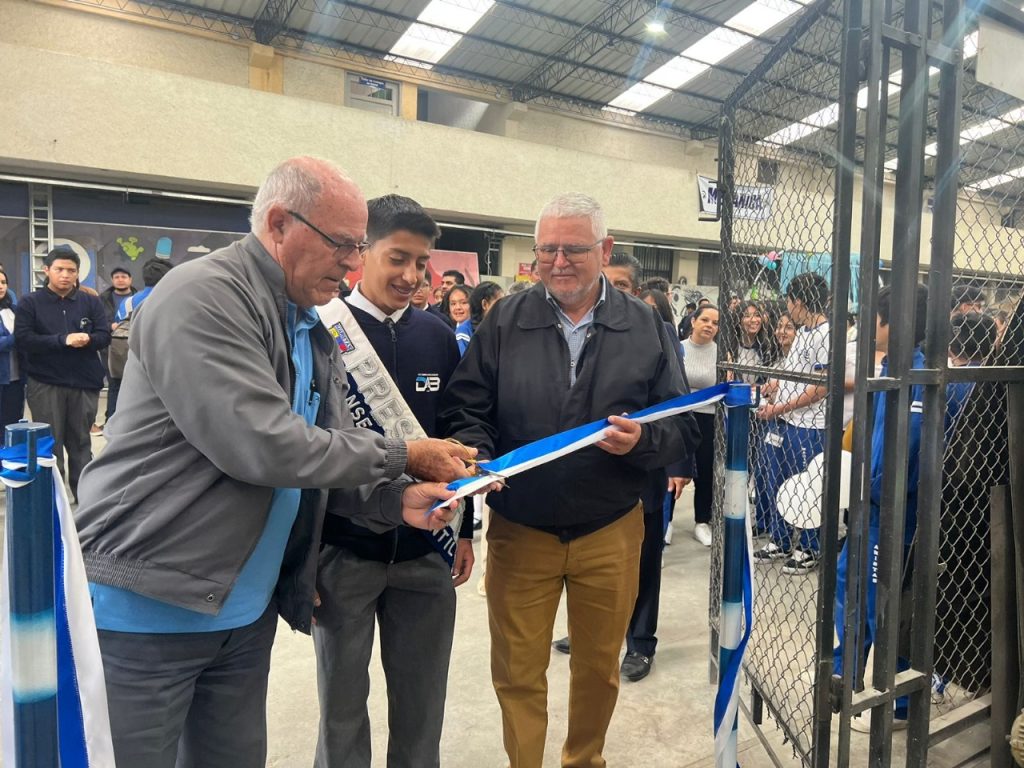 Los Hermanos Saturnino González y Eduardo Bartolomé Martínez, junto al presidente del Consejo Estudiantil, durante el corte de la cinta.