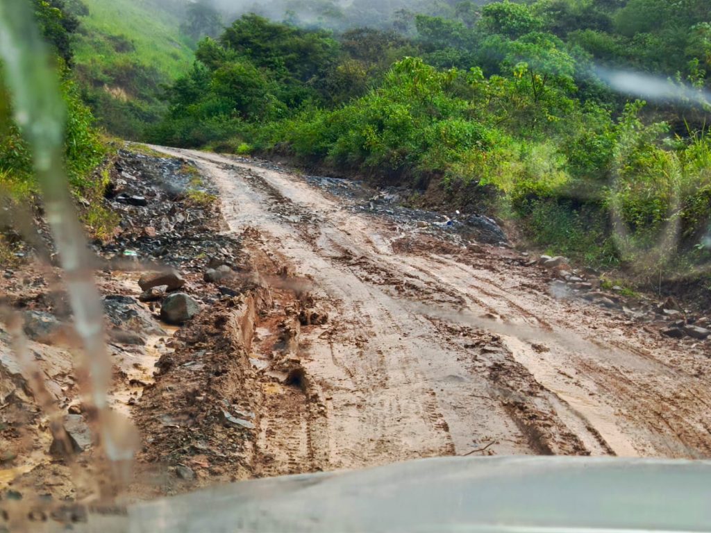 La carretera hacia y desde la parroquia sozoranguense se encuentra en malas condiciones.
