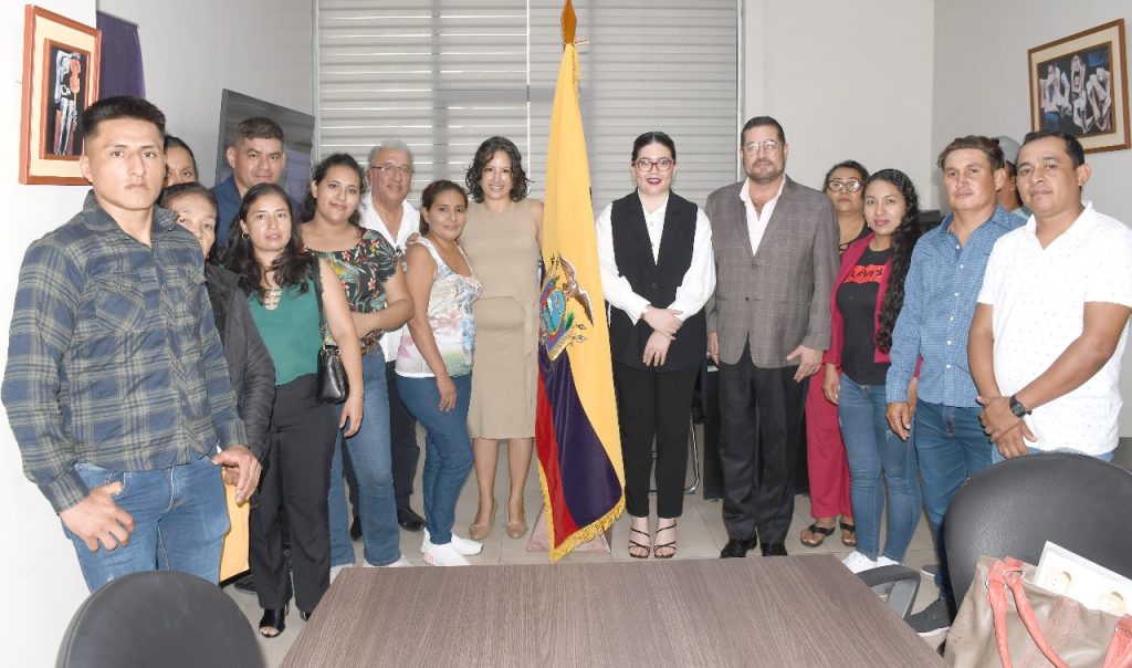 Funcionarios ecuatorianos y peruanos y beneficiarios del país vecino, en Machala.