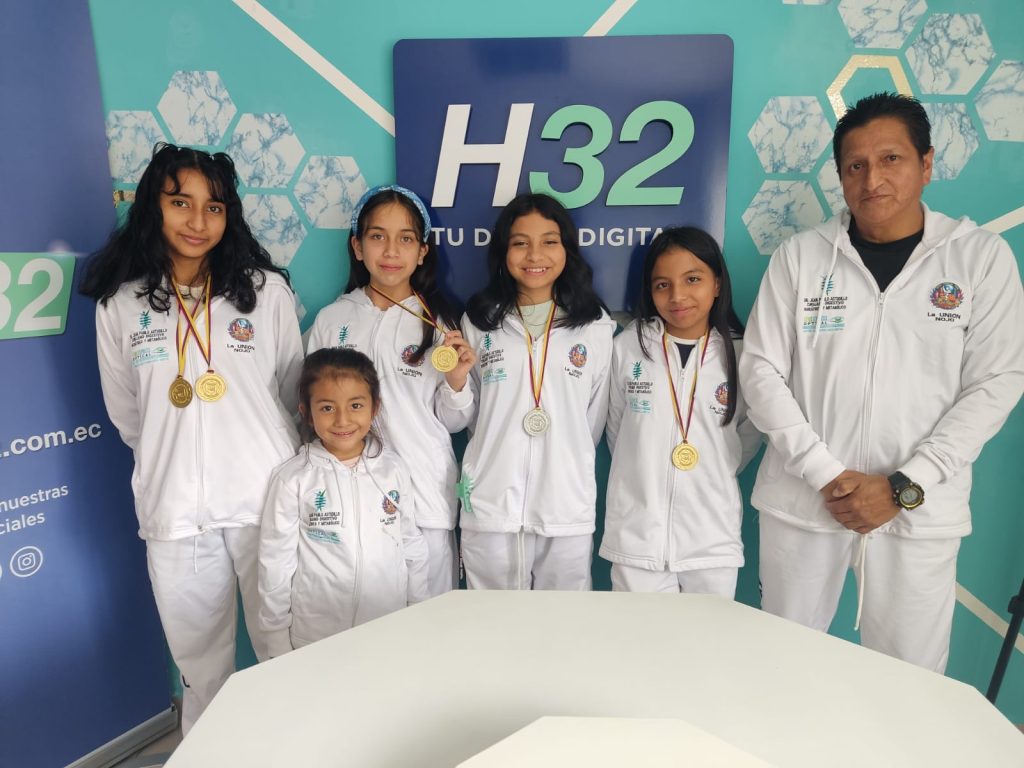 Los alumnos de la Escuela Formativa Comunitaria La Unión, junto a su entrenador, Giovanni José Rivadeneira Díaz, cuentan lo vivido en Machala.