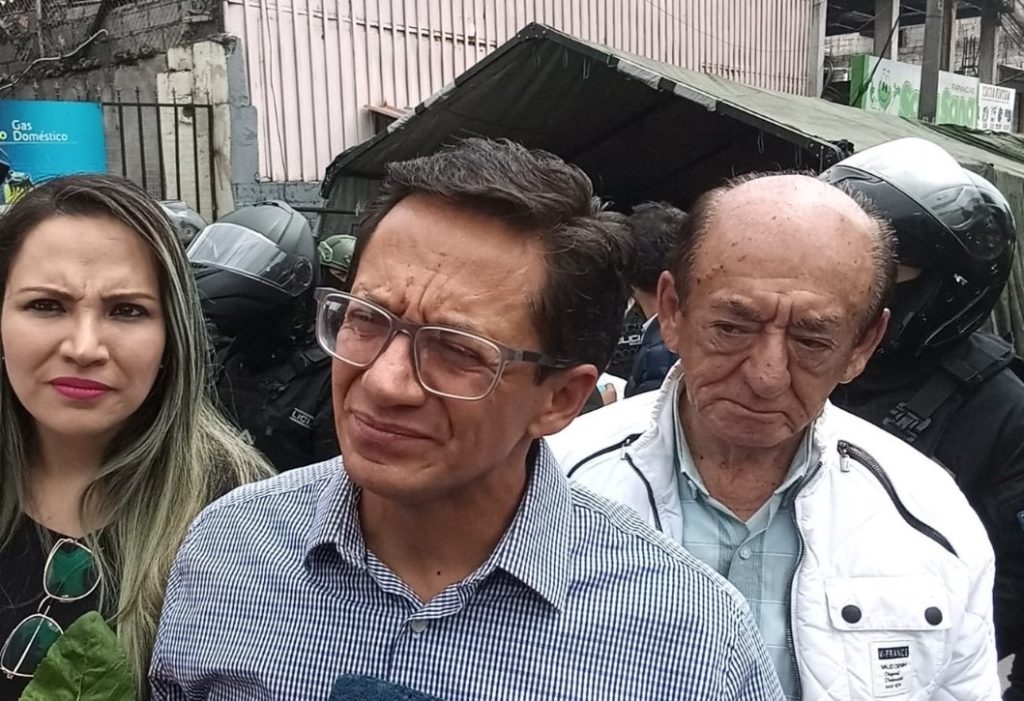 El exfuncionario fue recibido a las afueras de la cárcel por su esposa, sus padres, amigos e integrantes del colectivo Acción Jurídica Popular.