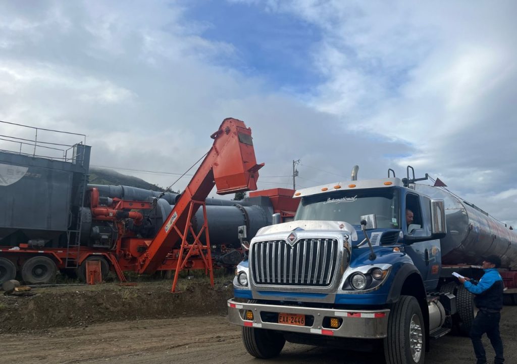 La maquinaria está presente en la vía, donde se han abierto dos frentes de trabajo.