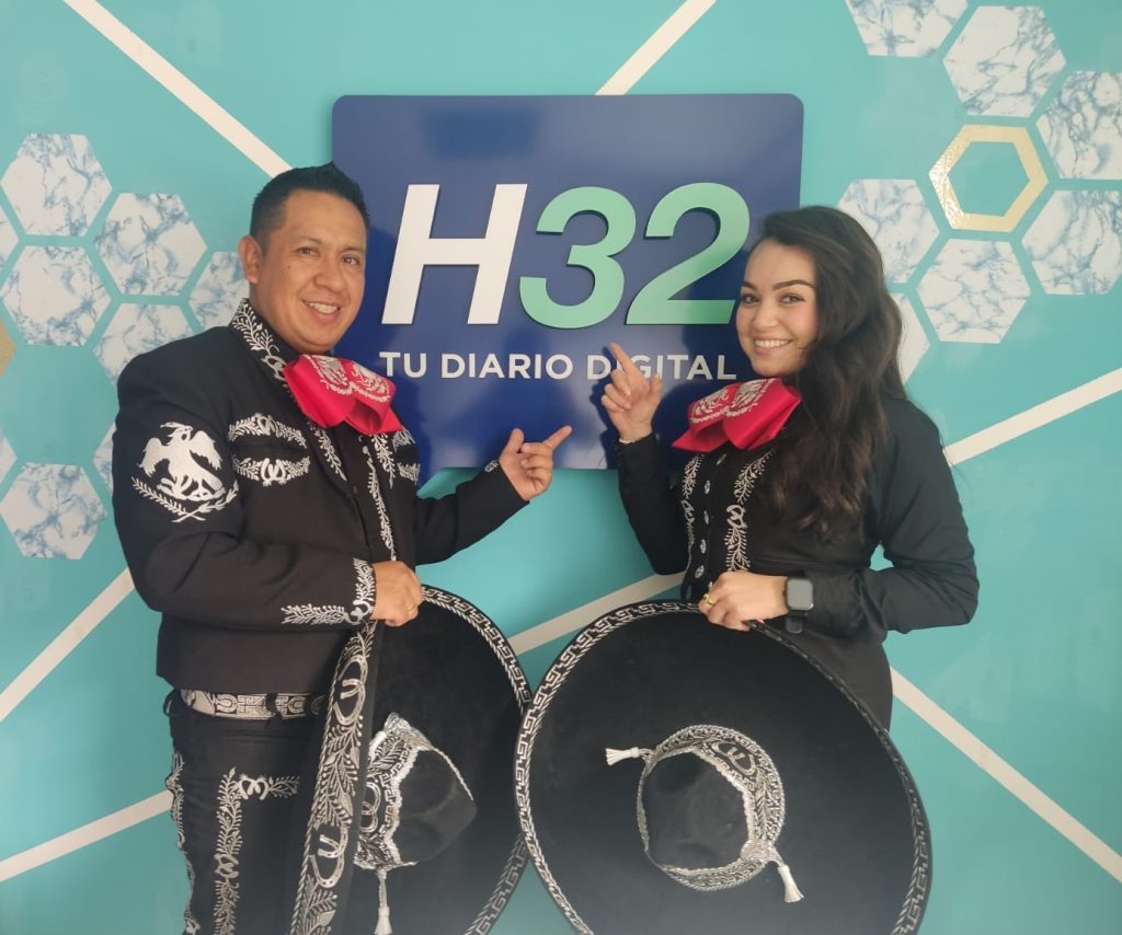 Édgar Fabián Sarango y Alejandra Vivanco, parte de la agrupación lojana, en su visita al diario HORA32.