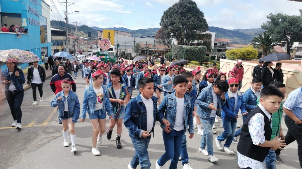 Un desfile abrió la programación del centenario plantel de Saraguro.