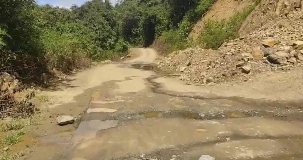 La vía es de vital importancia para la parroquia, sin embargo, su estado es deprimente.