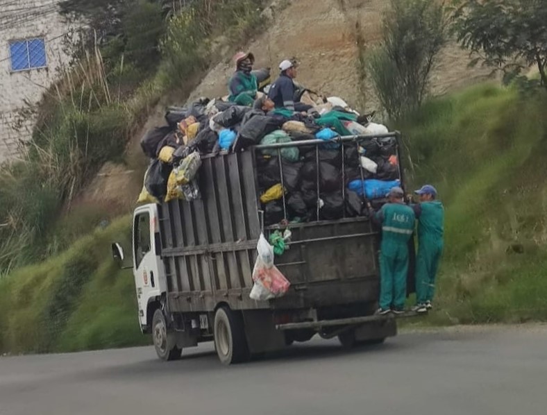 En un vehículo municipal no apto trasladan los desechos sólidos.