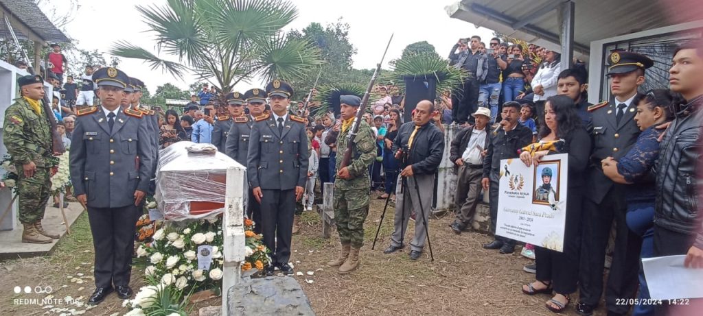 Durante la inhumación recibió el homenaje póstumo de sus compañeros de las Fuerzas Armadas y de la parroquia Vicentino.
