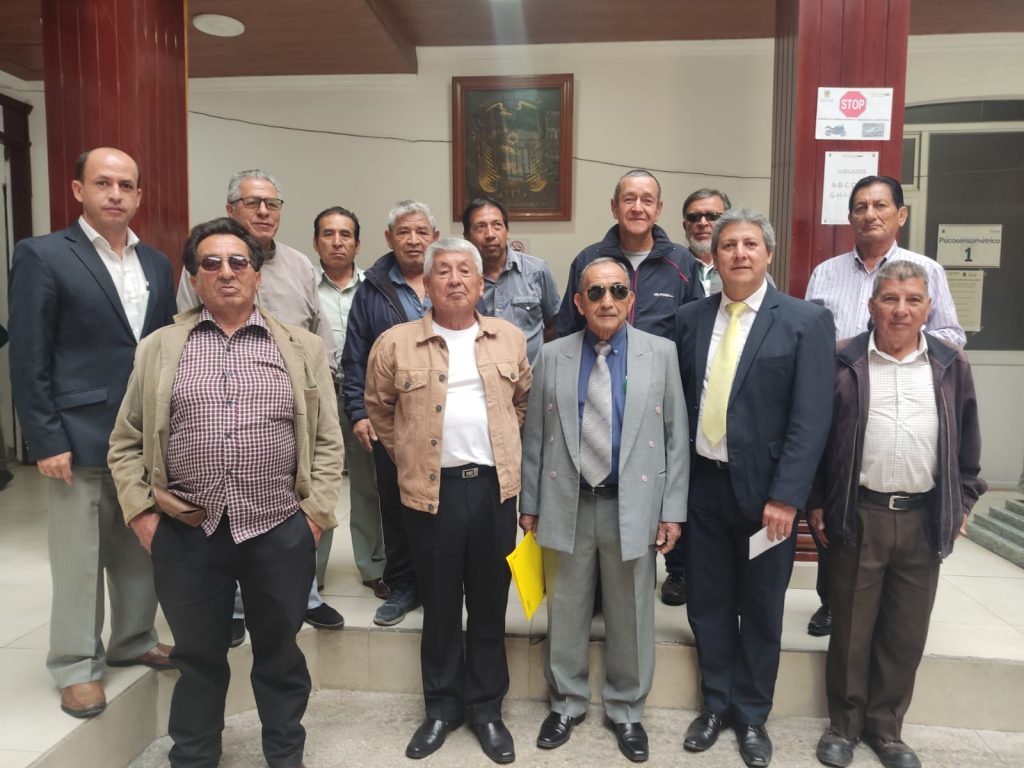 El ahora exsecretario suplente acudió a las instalaciones del gremio para dejar el oficio. Lo acompañaron socios de la entidad.