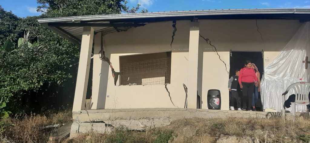 Es evidente la afectación de las residencias por efecto del movimiento de la tierra.