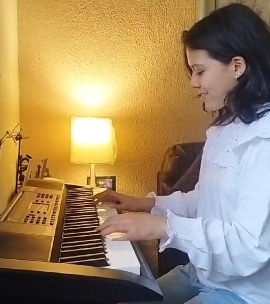 La música, basada en melodías de diferentes partes del mundo, ha sido seleccionada y adaptada según el nivel técnico y preferencias de cada alumno.