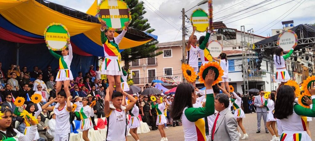 Los estudiantes aprovecharon para rendir pleitesía a su tierra.