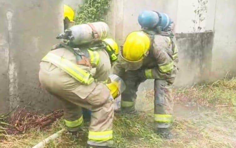 Los casacas rojas intervinieron en un incendio estructural.