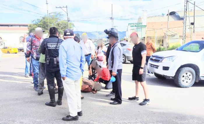 Los conductores de un carro y de una motocicleta se chocaron.