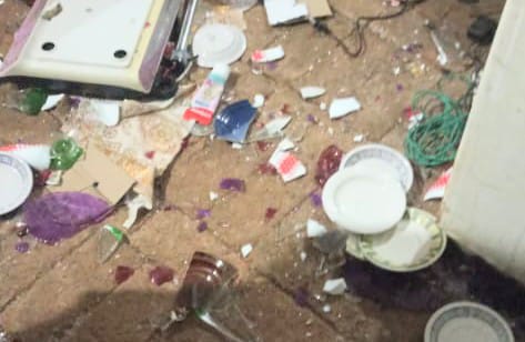 La Policía Nacional constató la destrucción de los enseres de la casa.