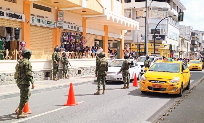 Durante una hora los soldados chequearon los vehículos y registraron a las personas que iban en ellos.