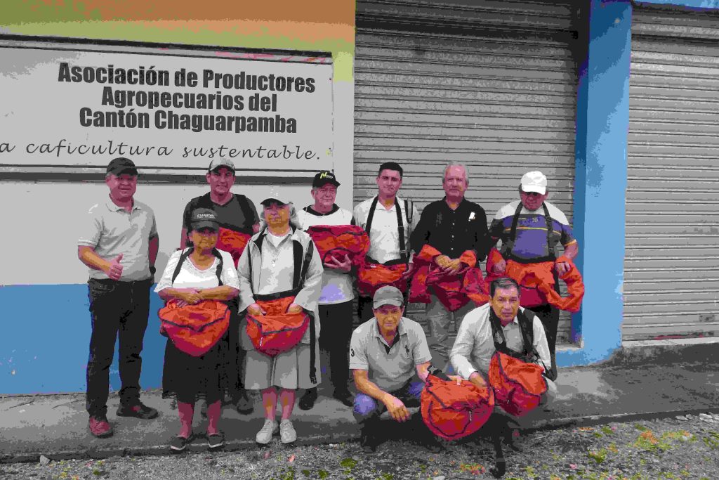 Durante el taller, se distribuyeron 20 canguaros, herramienta usada en la recolección del café.