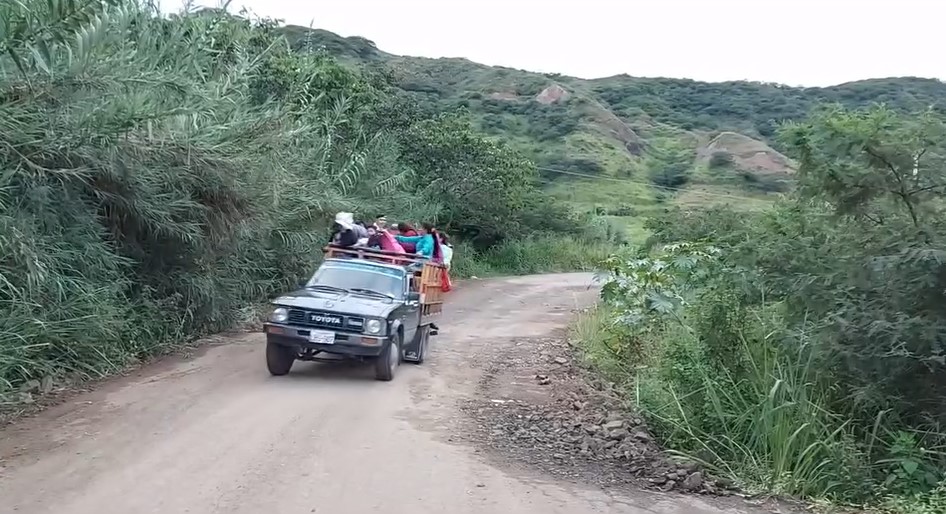 En algunos tramos de la vía no está asfaltado y no hay señalética que advierta.