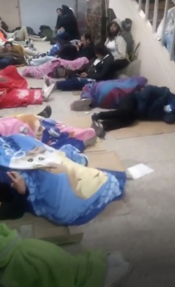 Las personas debieron pasar la noche en la casa de salud pública.