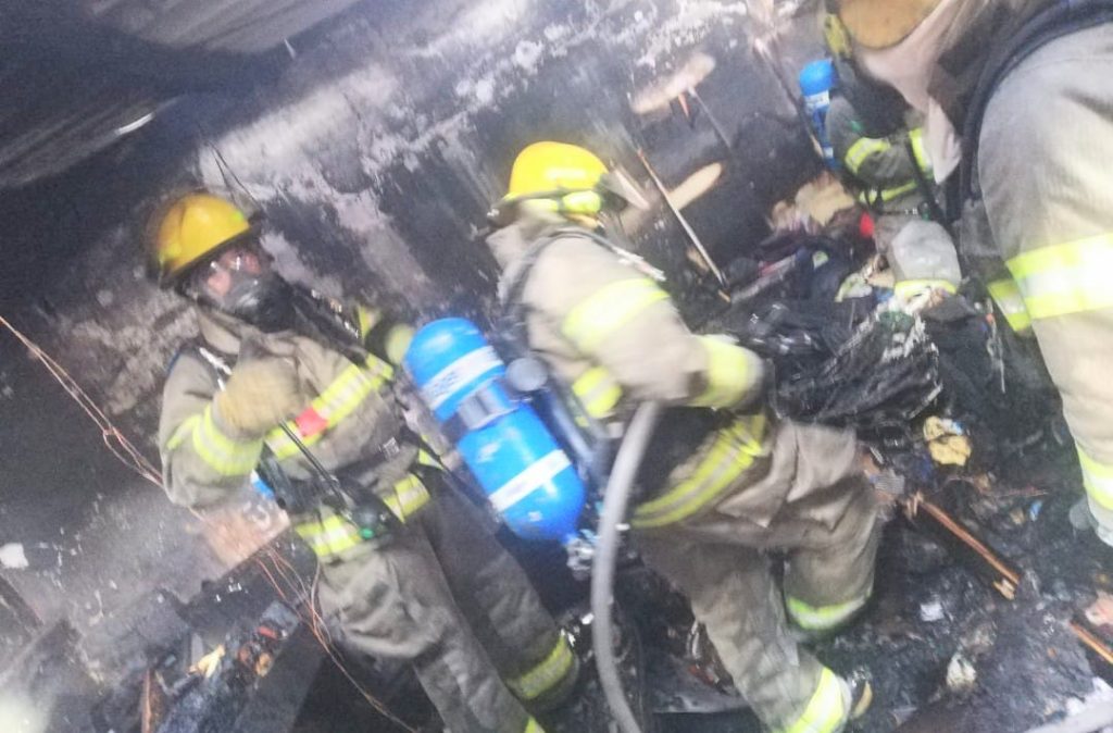 Al siniestro acudieron 11 bomberos de las estaciones Central y Norte.