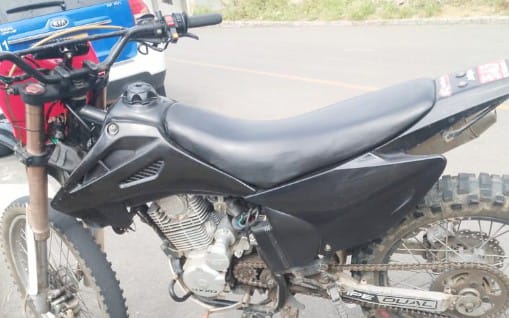 El conductor abandonó la motocicleta y huyó.