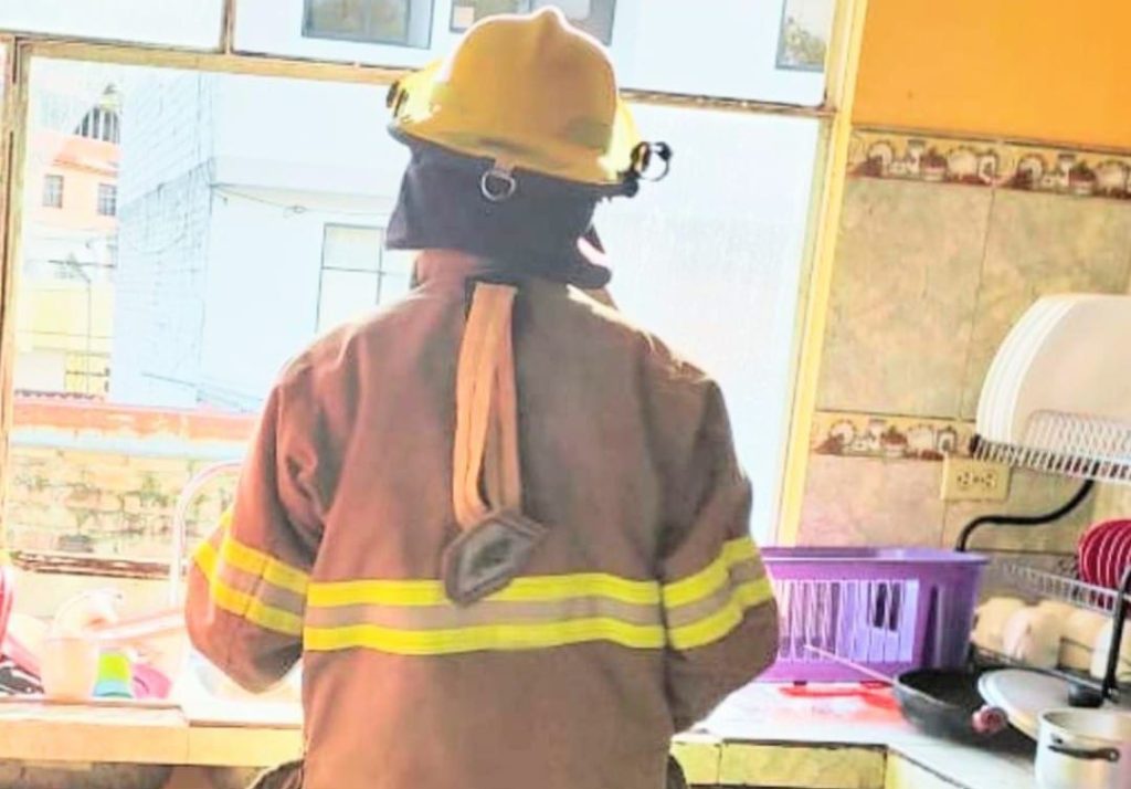 Los ventanales de la cocina de esa casa se rompieron.