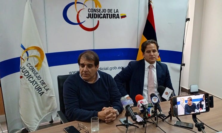 Álvaro Román Márquez, presidente del Consejo de la Judicatura (izq.), y Pablo Vivar Piedra, delegado de la provincia de Loja,