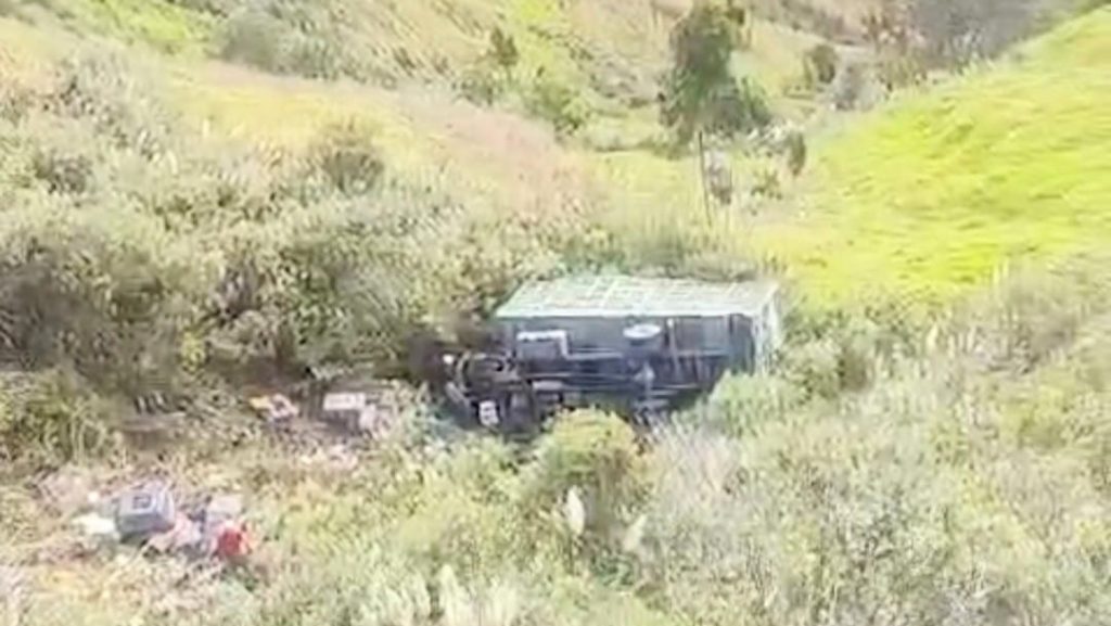 El camión se habría precipitado unos 90 metros de profundidad.