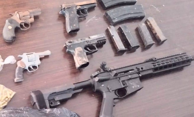En la parroquia Cera se encontraron las armas de fuego.