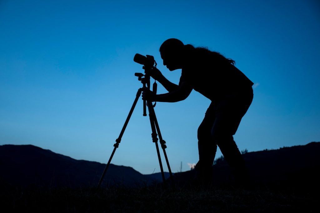 A través de sus redes sociales, está abierto a colaboraciones y sesiones fotográficas, ofreciendo su visión única y compartiendo su pasión por el arte y la cultura.
