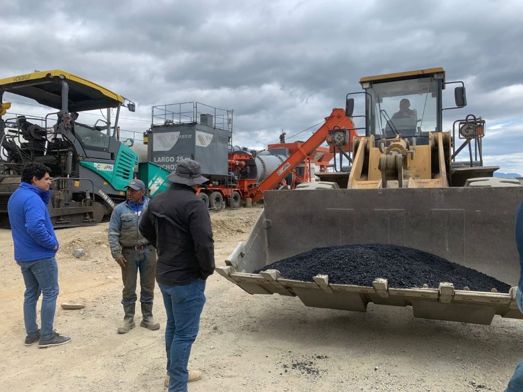 Personal de la constructora y técnicos de la Prefectura realizaron ayer, martes, 4 de junio, pruebas de asfalto, previo al tendido final de la capa de rodadura.