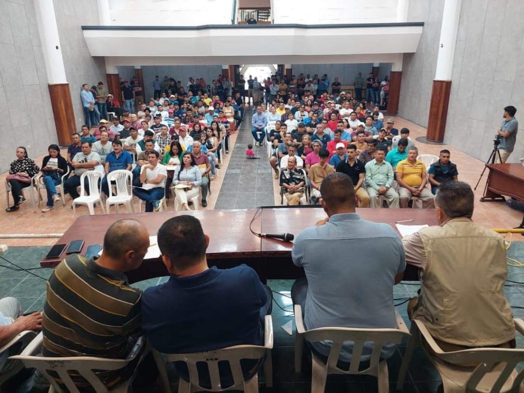 La asamblea contó con una nutrida presencia de obreros que criticó el accionar del Gobierno Nacional.