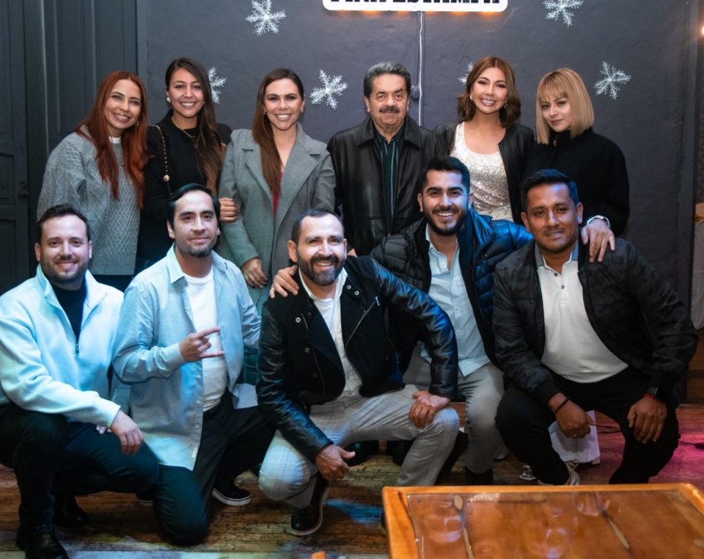 La emisora cuenta con una destacada planta de locutores que llegan con sus voces a Loja, el Ecuador y el mundo.