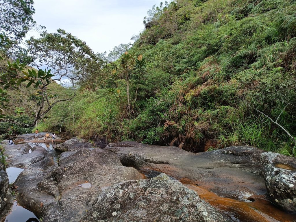 “Los toboganes”, el color característico de estas aguas se debe a la presencia de rocas volcánicas, que mantienen un tono oxidado debido a la temperatura de la zona.