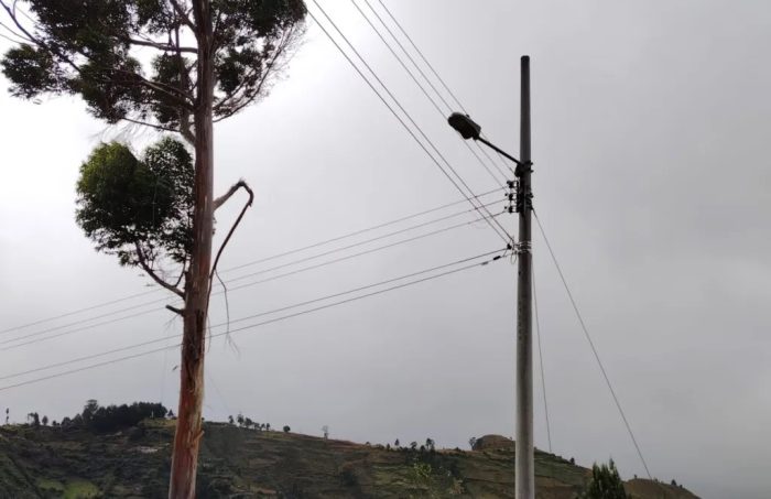 La suspensión de la energía eléctrica alteró ayer las actividades en la ciudad de Loja y a escala nacional.