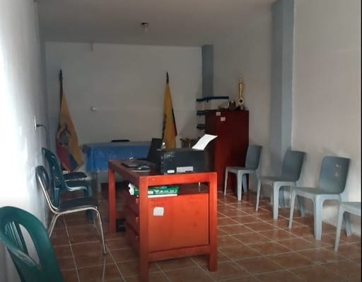 En la oficina gubernamental únicamente está el secretario. (Fuente y fotografía: medio digital Lauro Guerrero)