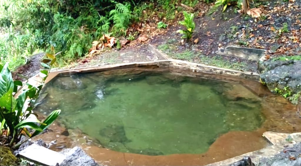 Según la leyenda local, hace años se encontró un bebé recién nacido en una roca en la parte alta de Mandinga, y desde entonces se escuchan llantos que atribuyen a "La Llorona". Las lágrimas que brotan se acumulan en una pequeña piscina accesible para los turistas. Además, hay un sendero con estatuas de duendes para explorar.