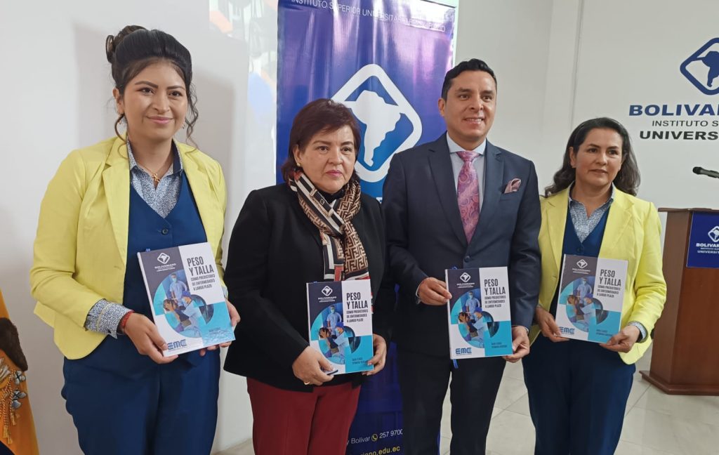 Sara Flores (docente e investigadora), Ximena Córdova (presidente de CACES), Víctor Hugo Samaniego (rector del Bolivariano) y Herminia Hurtado (docente e investigadora).