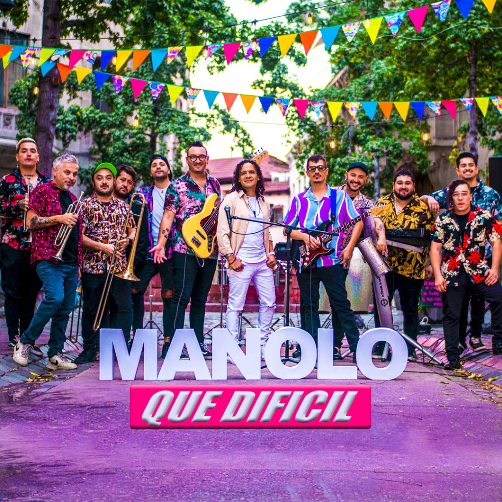 “Que difícil” es coproducida con dos músicos, Omar Nales, en el bajo e Ignacio Rico, en la guitarra.