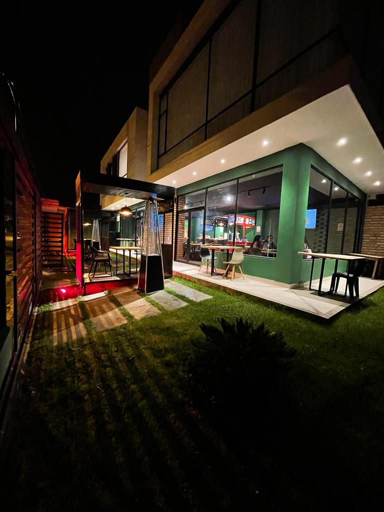 Hops Gastro Pub está ubicado en la Av. Pío Jaramillo y Galileo Galilei esquina.