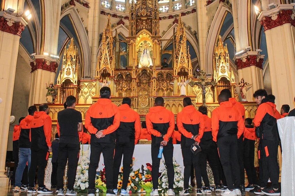 Jugadores, cuerpo técnico y dirigentes acudieron días atrás a la Basílica de El Cisne.