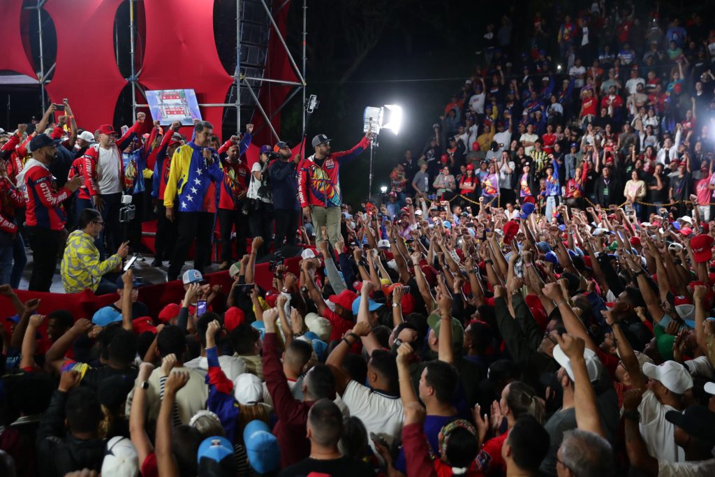 En Venezuela se generaron disturbios luego de conocer los resultados; esto mientras los afines a Maduro celebraban.