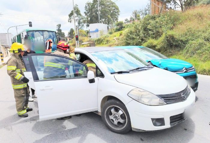 La conductora quedó atrapada en el automóvil.