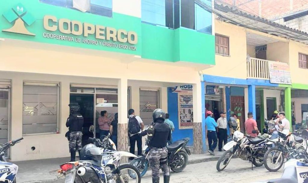 Los 5 asaltantes habrían huido en una camioneta de placa de la provincia de Loja.