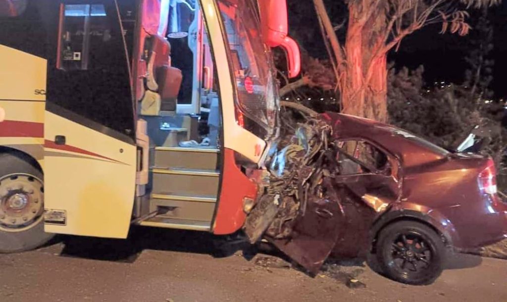 Un bus de transporte público y un carro particular son los carros implicados.