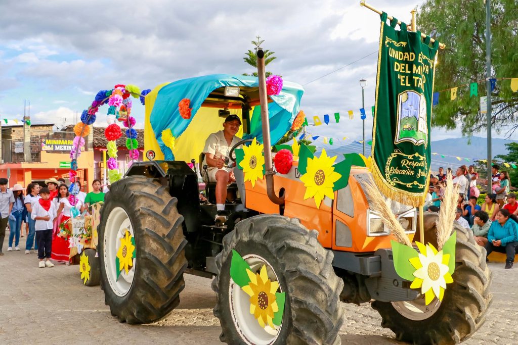 Un evento colorido se vivió en el pregón de festividades.