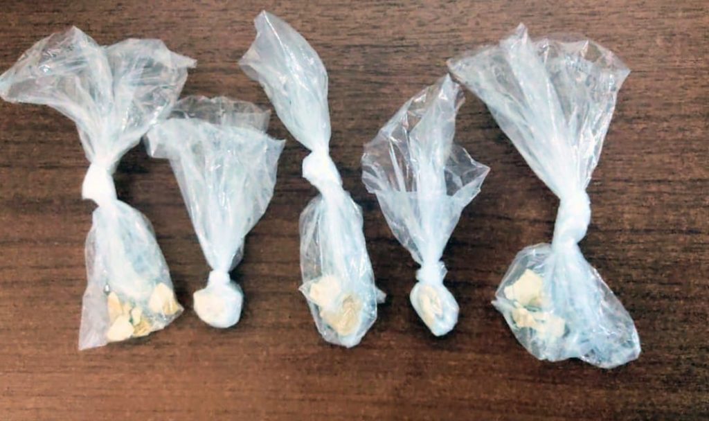 Son 17 gramos de peso neto de base de cocaína que la mujer tenía.