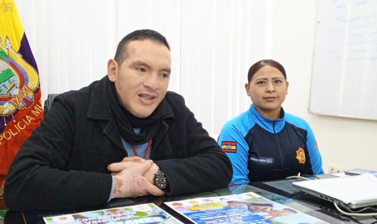 FOTO Fernando Villagómez Arévalo exhorta a los padres de familia a inscribir a sus hijos.