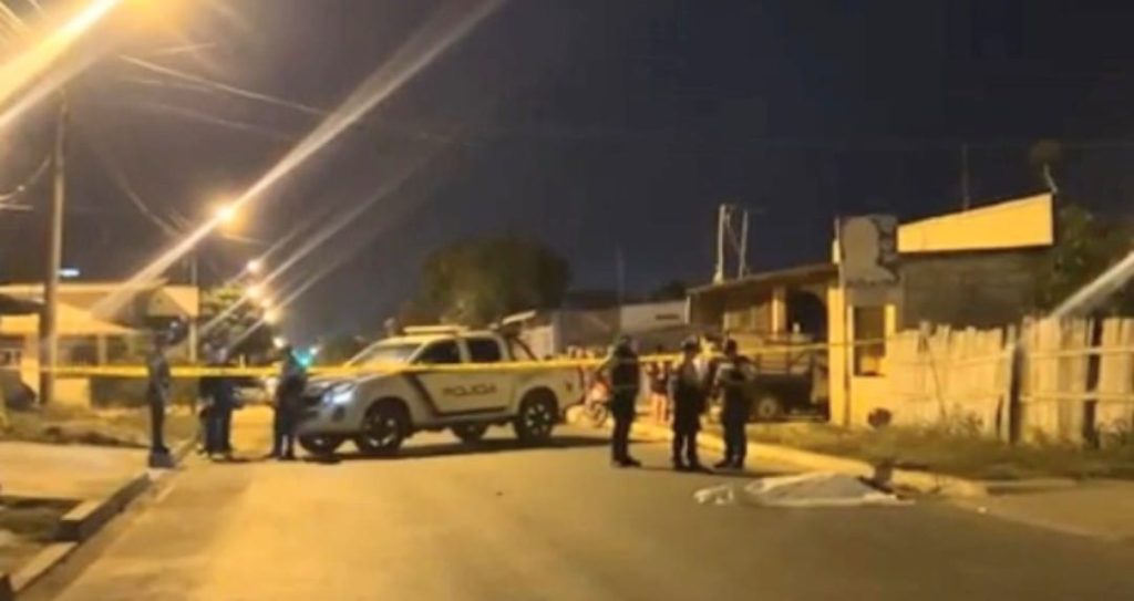 Sobre la calzada de ese barrio quedó tendido el policía.